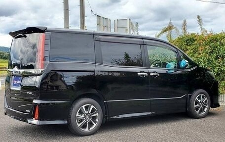 Toyota Noah III, 2021 год, 2 466 000 рублей, 5 фотография