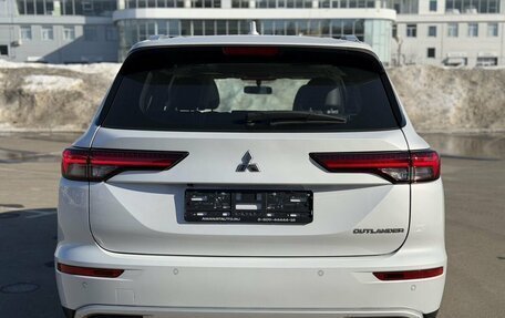 Mitsubishi Outlander, 2023 год, 3 880 000 рублей, 5 фотография