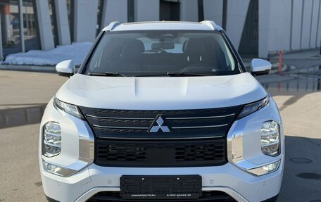 Mitsubishi Outlander, 2023 год, 3 880 000 рублей, 2 фотография