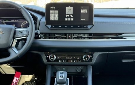 Mitsubishi Outlander, 2023 год, 3 880 000 рублей, 23 фотография