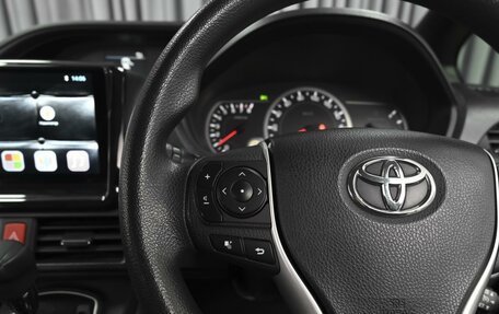 Toyota Voxy III, 2014 год, 1 859 000 рублей, 18 фотография
