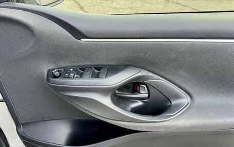 Toyota Yaris, 2021 год, 1 259 000 рублей, 16 фотография