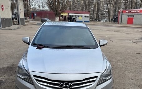 Hyundai Solaris II рестайлинг, 2015 год, 780 000 рублей, 2 фотография