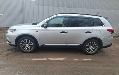 Mitsubishi Outlander III рестайлинг 3, 2016 год, 3 080 000 рублей, 4 фотография