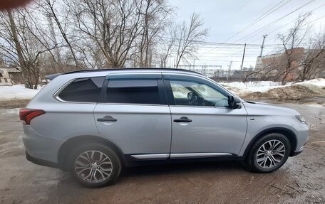 Mitsubishi Outlander III рестайлинг 3, 2016 год, 3 080 000 рублей, 2 фотография