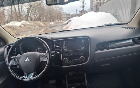 Mitsubishi Outlander III рестайлинг 3, 2016 год, 3 080 000 рублей, 5 фотография