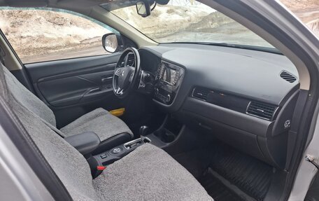 Mitsubishi Outlander III рестайлинг 3, 2016 год, 3 080 000 рублей, 9 фотография