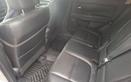 Mitsubishi Outlander III рестайлинг 3, 2016 год, 3 080 000 рублей, 13 фотография