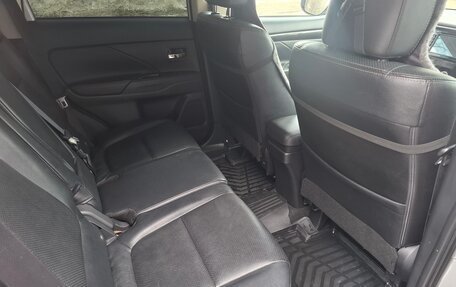 Mitsubishi Outlander III рестайлинг 3, 2016 год, 3 080 000 рублей, 11 фотография