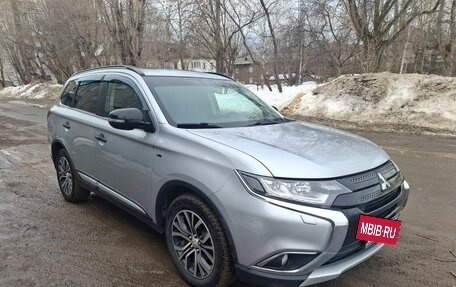 Mitsubishi Outlander III рестайлинг 3, 2016 год, 3 080 000 рублей, 3 фотография