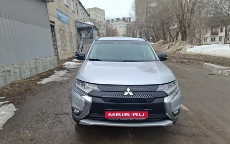 Mitsubishi Outlander III рестайлинг 3, 2016 год, 3 080 000 рублей, 12 фотография
