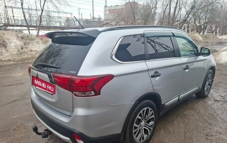 Mitsubishi Outlander III рестайлинг 3, 2016 год, 3 080 000 рублей, 10 фотография