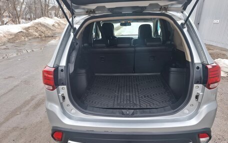 Mitsubishi Outlander III рестайлинг 3, 2016 год, 3 080 000 рублей, 14 фотография