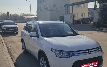 Mitsubishi Outlander III рестайлинг 3, 2014 год, 1 550 000 рублей, 2 фотография
