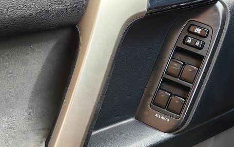 Toyota Land Cruiser Prado 150 рестайлинг 2, 2012 год, 3 000 000 рублей, 8 фотография