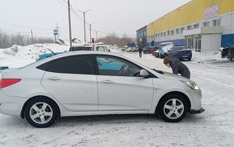 Hyundai Solaris II рестайлинг, 2012 год, 900 000 рублей, 5 фотография