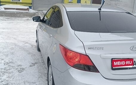 Hyundai Solaris II рестайлинг, 2012 год, 900 000 рублей, 3 фотография