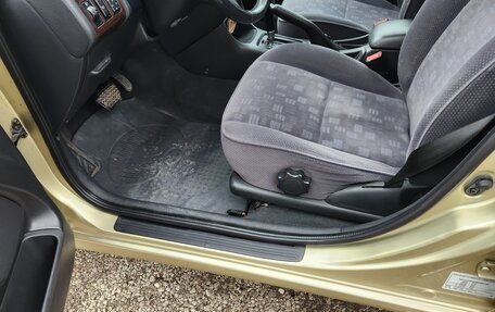 Toyota Avensis III рестайлинг, 2001 год, 810 000 рублей, 26 фотография