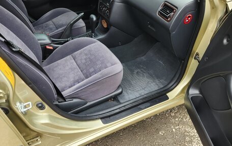 Toyota Avensis III рестайлинг, 2001 год, 810 000 рублей, 20 фотография