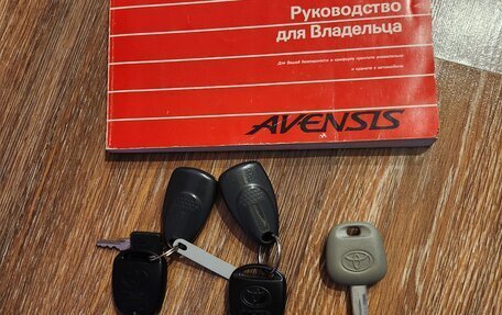 Toyota Avensis III рестайлинг, 2001 год, 810 000 рублей, 31 фотография