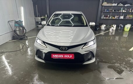 Toyota Camry, 2021 год, 3 450 000 рублей, 2 фотография