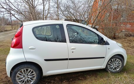 Peugeot 107 I рестайлинг, 2011 год, 535 000 рублей, 3 фотография