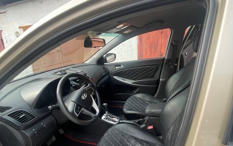 Hyundai Solaris II рестайлинг, 2013 год, 900 000 рублей, 16 фотография