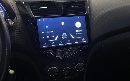 Hyundai Solaris II рестайлинг, 2013 год, 900 000 рублей, 23 фотография