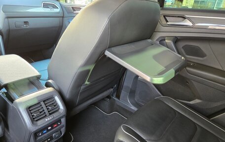 Volkswagen Tiguan II, 2018 год, 3 600 000 рублей, 21 фотография