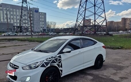 Hyundai Solaris II рестайлинг, 2012 год, 800 000 рублей, 3 фотография