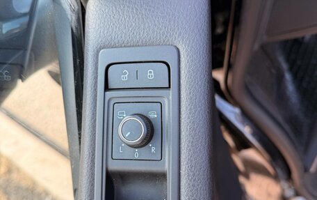 Volkswagen Multivan T6 рестайлинг, 2016 год, 4 000 000 рублей, 7 фотография