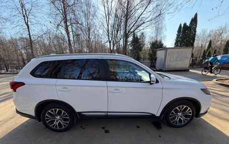 Mitsubishi Outlander III рестайлинг 3, 2018 год, 2 300 000 рублей, 3 фотография