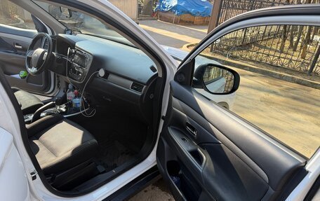 Mitsubishi Outlander III рестайлинг 3, 2018 год, 2 300 000 рублей, 10 фотография