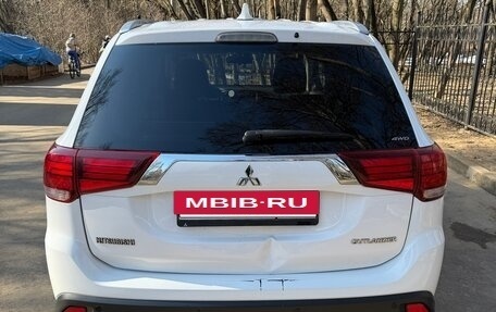 Mitsubishi Outlander III рестайлинг 3, 2018 год, 2 300 000 рублей, 2 фотография