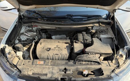 Mitsubishi Outlander III рестайлинг 3, 2018 год, 2 300 000 рублей, 15 фотография