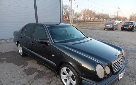 Mercedes-Benz E-Класс, 1997 год, 280 000 рублей, 2 фотография