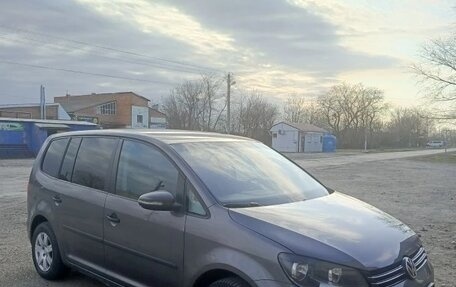 Volkswagen Touran III, 2011 год, 870 000 рублей, 3 фотография