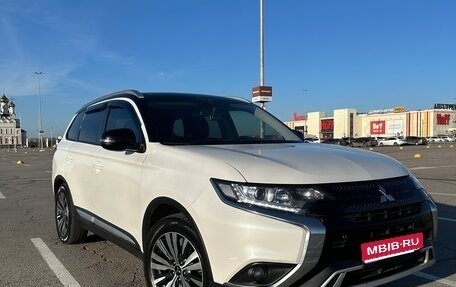 Mitsubishi Outlander III рестайлинг 3, 2019 год, 2 050 000 рублей, 1 фотография