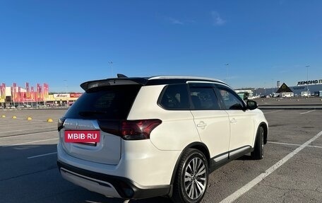 Mitsubishi Outlander III рестайлинг 3, 2019 год, 2 050 000 рублей, 3 фотография