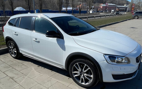 Volvo V60 Cross Country II, 2018 год, 2 350 000 рублей, 2 фотография