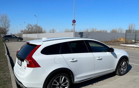 Volvo V60 Cross Country II, 2018 год, 2 350 000 рублей, 5 фотография