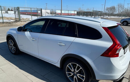 Volvo V60 Cross Country II, 2018 год, 2 350 000 рублей, 4 фотография
