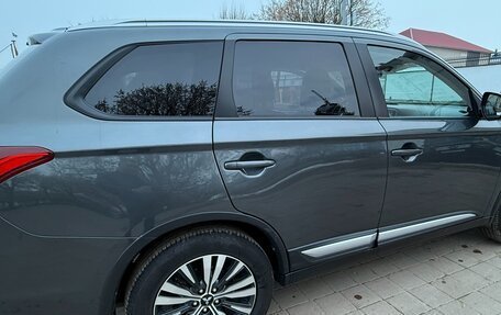 Mitsubishi Outlander III рестайлинг 3, 2019 год, 3 100 000 рублей, 11 фотография