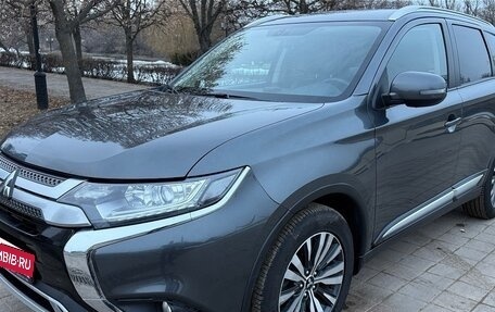 Mitsubishi Outlander III рестайлинг 3, 2019 год, 3 100 000 рублей, 15 фотография