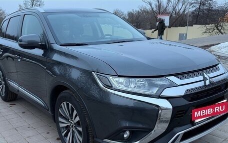 Mitsubishi Outlander III рестайлинг 3, 2019 год, 3 100 000 рублей, 16 фотография