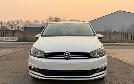 Volkswagen Touran III, 2023 год, 1 650 333 рублей, 2 фотография