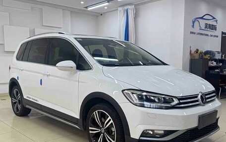 Volkswagen Touran III, 2023 год, 1 780 333 рублей, 3 фотография