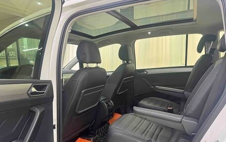 Volkswagen Touran III, 2023 год, 1 780 333 рублей, 8 фотография