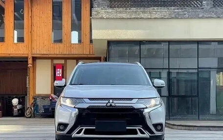 Mitsubishi Outlander III рестайлинг 3, 2022 год, 1 790 003 рублей, 2 фотография