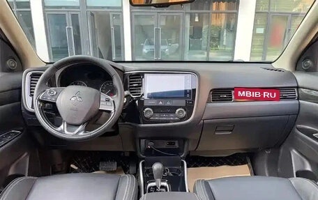 Mitsubishi Outlander III рестайлинг 3, 2022 год, 1 790 003 рублей, 10 фотография